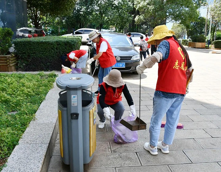 云维集团党委开展“双报到双服务双报告”运动