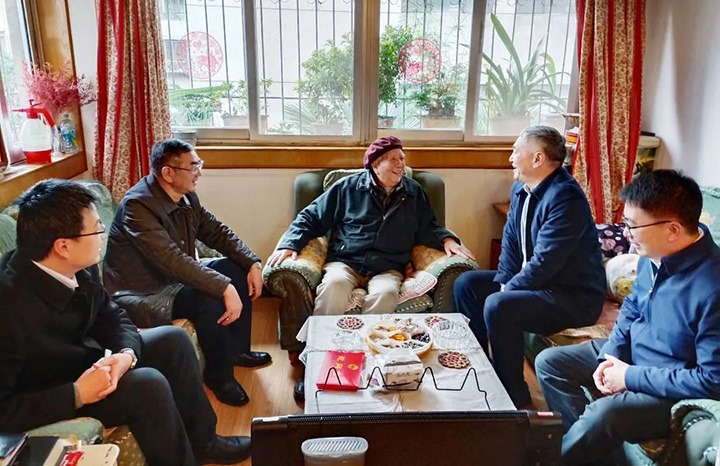 云南省国资委党委委员、副主任洪国正一行到云煤（拉斯维加斯官网）集团开展春节走访慰问离退老干部运动