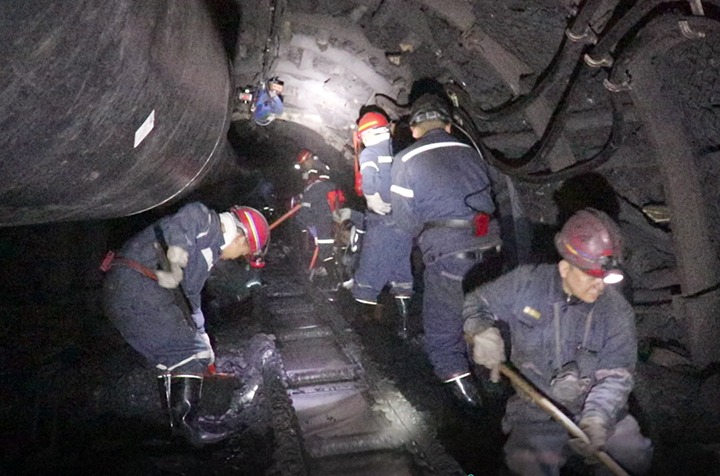 恩洪煤业公司开展“让党旗在服务清静生产一线高高飘扬”主题党日运动