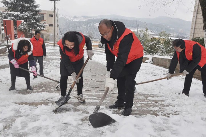 云南陆东煤矿有限公司开展“我为群众办实事”除冰雪运动