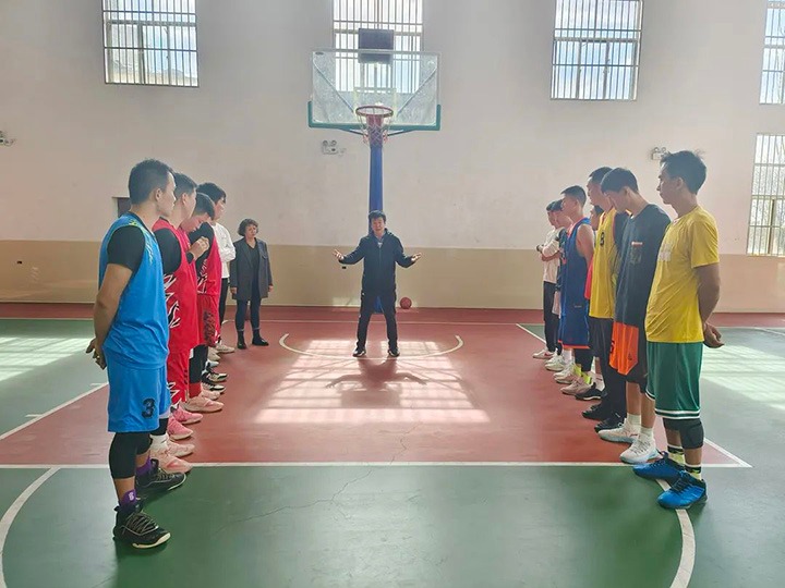 云煤（拉斯维加斯官网）集团享受省管企业副职待遇向导张武生到后所煤矿探望备战省运会的集团男子篮球集训队