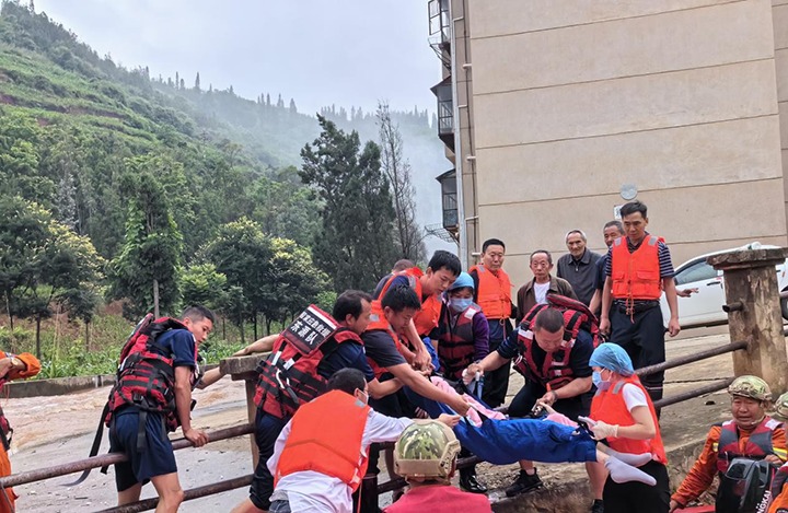 要害时刻冲在前，，，，，，防汛抢险护平安，，，，，，云煤集团在行动！