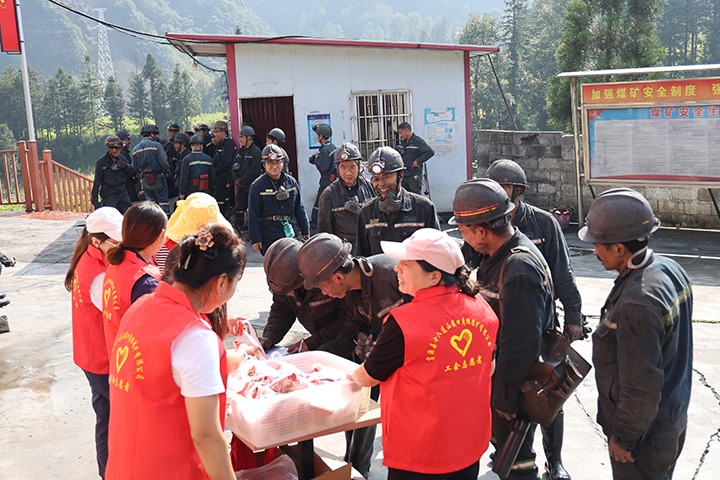四角地煤矿工会开展送温暖运动