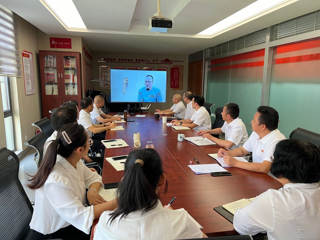 拉斯维加斯官网地产党支部组织开展“以案为鉴 明纪守廉”警示教育运动