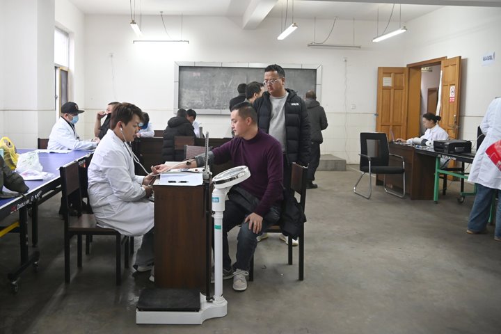 陆东煤矿公司开展职业康健体检运动