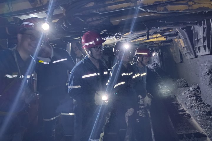 云煤集团党委委员、副总司理施从伟到陆东煤矿督导检查“两会”时代清静生产事情